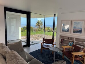 Living area - The Seahorse Torbay - Seaside hideaway for two with hot tub and movie room (Torquay)
