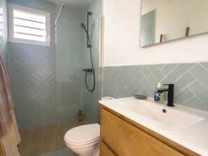Shower, hair dryer, towels, soap - Villa Ty Kas Karaïb Sainte-Luce, sea view and swimming pool. (Sainte-Luce)