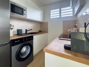Réfrigérateur, four à micro-ondes, un four, surface de cuisson