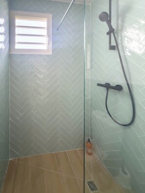 Shower, hair dryer, towels, soap - Villa Ty Kas Karaïb Sainte-Luce, sea view and swimming pool. (Sainte-Luce)