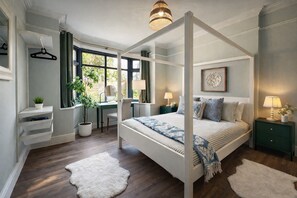 Iron/ironing board, Internet, bed sheets - Stunning! 4-Bedroom Home! Great BEACH Location! (Bournemouth)