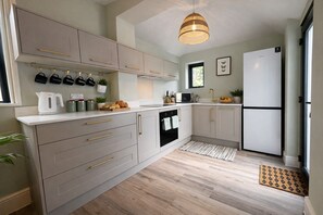 Fridge, microwave, oven, stovetop - Stunning! 4-Bedroom Home! Great BEACH Location! (Bournemouth)