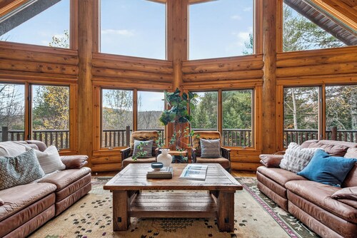 Luxury Adirondack cabin, hot tub, game room, Lake George 30mins, Gore 5mins