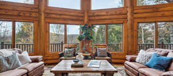 Luxury Adirondack cabin, hot tub, game room, Lake George 30mins, Gore 5mins