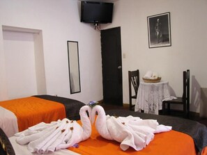 Chambre double, vue sur la cour intérieure | Espace de travail pour ordinateurs portables, accès au Wi-Fi (inclus)
