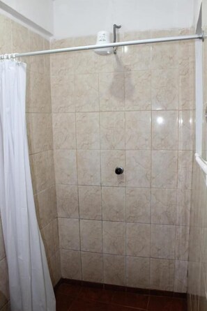 Shower, free toiletries, hair dryer, towels - Imperial Golden House Inn (Cusco)