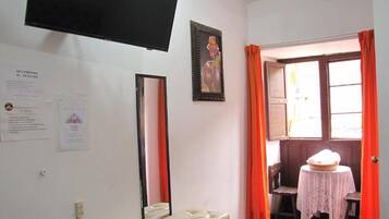 Camera doppia, balcone, vista città | Interni