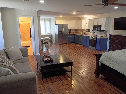 Cozy and Lux 1-bedroom guesthouse in ritzy part of Texarkana with AC