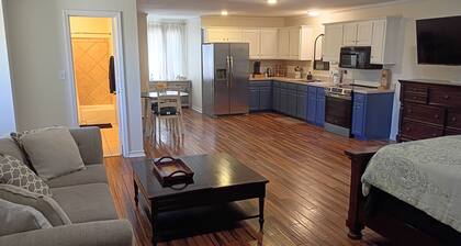 Cozy and Lux 1-bedroom guesthouse in ritzy part of Texarkana with AC