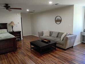 Living area - Cozy and Luxe 1-bedroom guesthouse in ritzy part of Texarkana with AC (Texarkana)