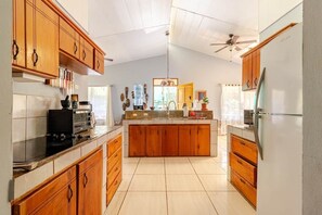 Fridge, microwave, oven, stovetop - Casa Neju Diri - surf digital nomad hideaway (Nosara)