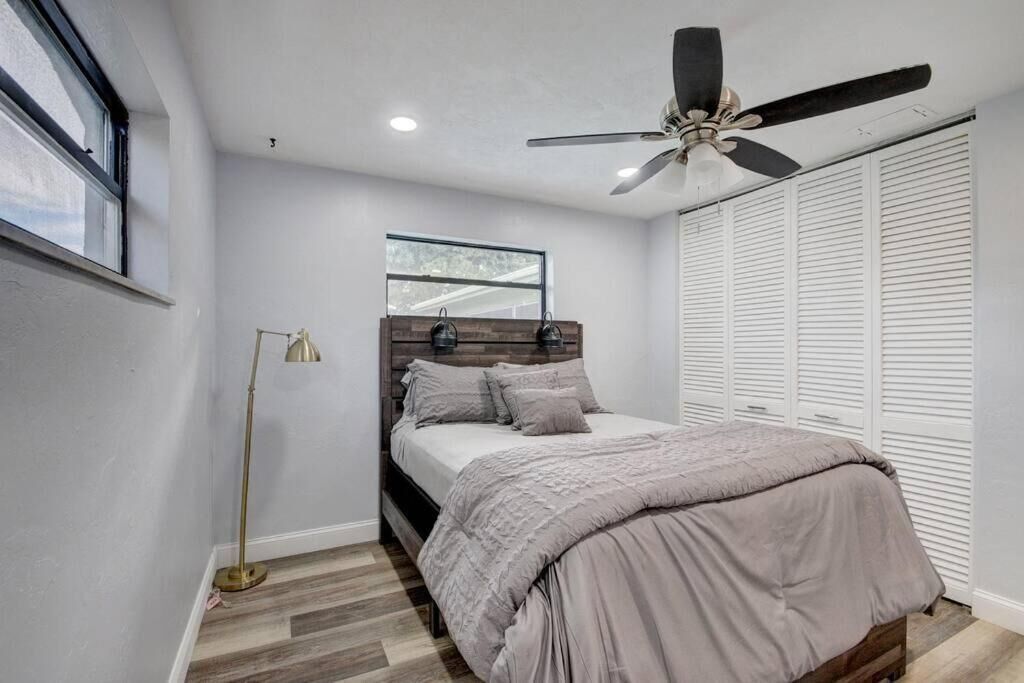 5 bedrooms, iron/ironing board, WiFi, bed sheets