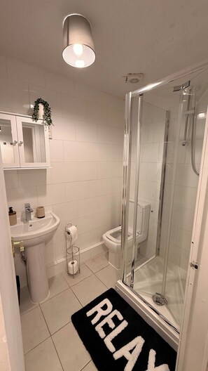 Douche, sèche-cheveux, serviettes fournies