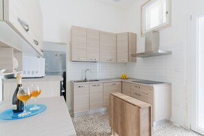 Fridge, microwave, stovetop, dishwasher - Villino Augusto by BarbarHouse (Torre Lapillo)