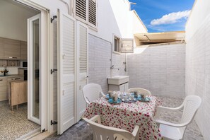 Outdoor dining - Villino Augusto by BarbarHouse (Torre Lapillo)