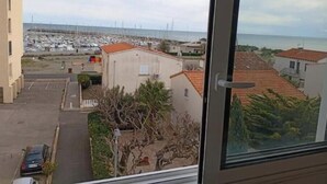 A residential area with a view of a marina and the sea. - Magnifique Studio Au Petit Nid Douillet Face Mer est Port (Narbonne)
