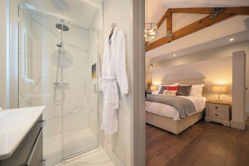 Luxury 1-bedroom beautifully converted courtyard stable near superb Kinsale