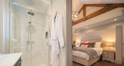 Luxury 1-bedroom beautifully converted courtyard stable near superb Kinsale