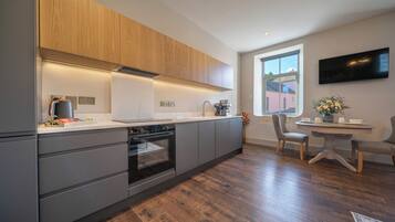 Coffee/tea maker, fridge, oven, dishwasher