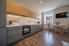 Fridge, oven, dishwasher, coffee/tea maker - Pallastown House Courtyard Kinsale, Luxury 1-bedroom accommodation (Kinsale)
