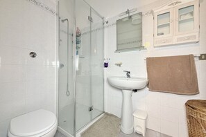 Shower, bidet, towels - SE221 - Senigallia, spacious apartment with parking space (Senigallia)