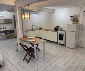 Private kitchen - Charming studio in Saint-Joseph near CHU (Saint-Joseph)