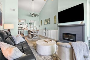 Smart TV - 🏝️Sound-Front | Two Balconies | Steps to the Beach | Palm Beach Club #206🏝️ (Pensacola Beach)