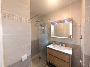 Douche, sèche-cheveux, papier toilette
