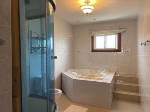 Towels, soap, toilet paper - Golden Eagle/ jacuzzi/WIFI/ 20 min Airport & Beach (Montego Bay)