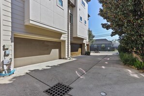 Property grounds - Cozy 3 bed 3 bath townhome with pool & hut tub.  Best location in Houston! (Houston)