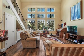 Smart TV, DVD player, books, video library - Cozy 3 bed 3 bath townhome with pool & hut tub.  Best location in Houston! (Houston)
