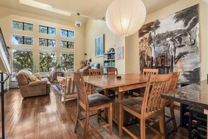 Dining - Cozy 3 bed 3 bath townhome with pool & hut tub.  Best location in Houston! (Houston)