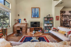 Smart TV, DVD player, books, video library - Cozy 3 bed 3 bath townhome with pool & hut tub.  Best location in Houston! (Houston)