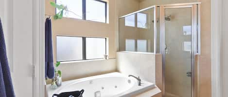Dusche, Whirlpool, Handtücher, Toilettenpapier