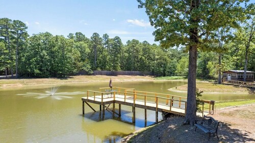 3-bedroom resort in delightful Winnsboro with bar, pool table, shuffleboard