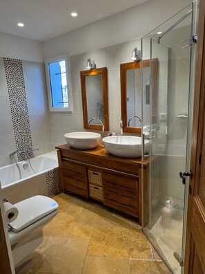 Shower, hair dryer, towels, soap - Provençal villa for nature lovers, ideal for families or friends (Opio)