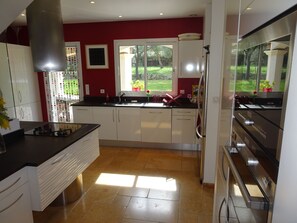 Private kitchen - Provençal villa for nature lovers, ideal for families or friends (Opio)