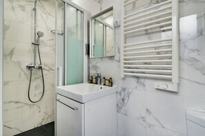 Shower, hair dryer, towels, soap - APPARTEMENT PARIS 10eme CANAL ST MARTIN (Paris)