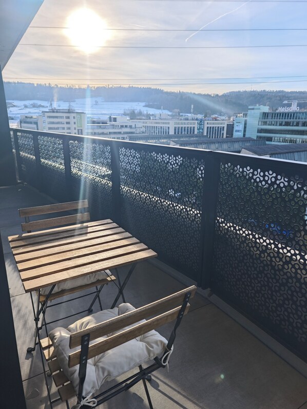 Outdoor dining - Stylish Apartment with Balcony in Stettbach – Perfect Zurich Stay (Dübendorf)