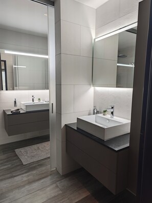 Bathroom - Stylish Apartment with Balcony in Stettbach – Perfect Zurich Stay (Dübendorf)