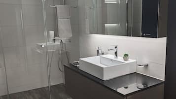 Douche, sĂšche-cheveux, serviettes fournies, savon