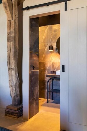 Deluxe Suite, Garden View | Bathroom | Shower, hair dryer, towels, soap - Het Rentmeestershuis (Eck en Wiel)