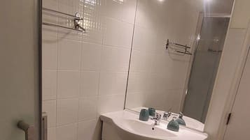 Douche, sĂšche-cheveux, serviettes fournies, savon