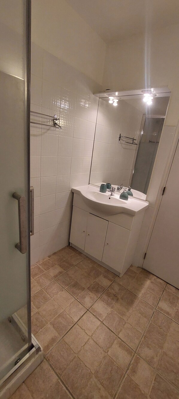 Douche, séchoir  à cheveux, serviettes fournies, savon