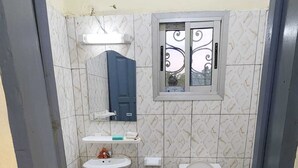 Un baño con inodoro, lavabo y espejo.