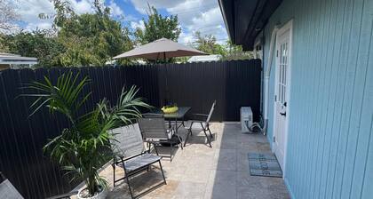 Cozy 1-bedroom studio in fabulous Sarasota with private patio, and kitchenette.