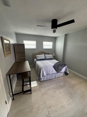 1 bedroom, desk, free WiFi, bed sheets - Cozy 1-bedroom studio in fabulous Sarasota with private patio, and kitchenette. (Sarasota)