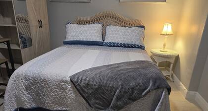 Cozy 1-bedroom studio in fabulous Sarasota with private patio, and kitchenette.