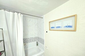 Hair dryer, towels, soap, toilet paper - Cozy haven (Toronto)