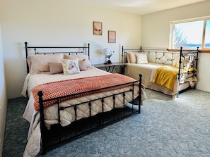 4 Schlafzimmer, Schreibtisch, Bügeleisen/Bügelbrett, Reisekinderbett